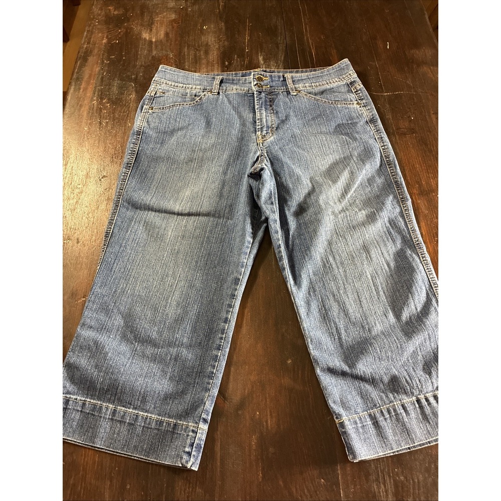 Bandolinoblu  Women's Size 14  Denim Capris Medium Wash